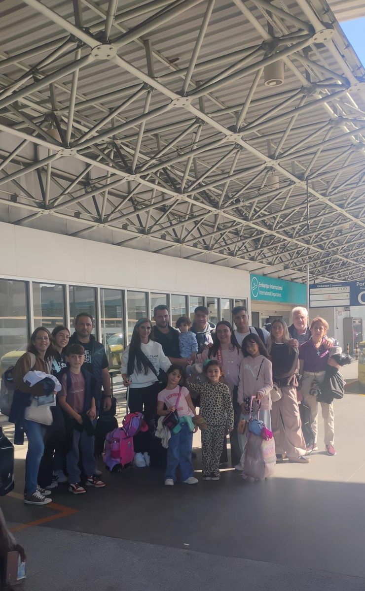 Despedida de un grupo de viajeros en el aeropuerto