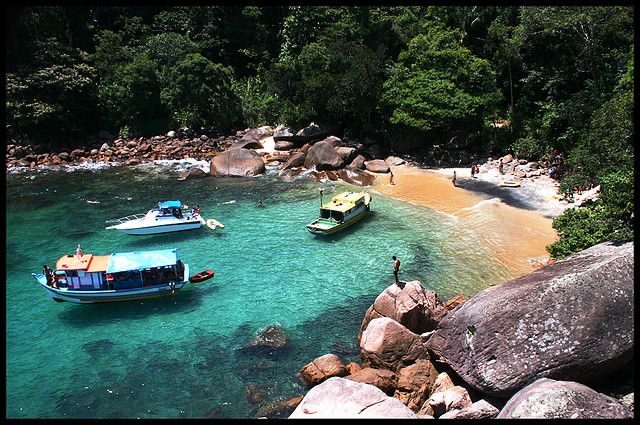 Vista aérea de una cala de aguas turquesas en Ilha Grande