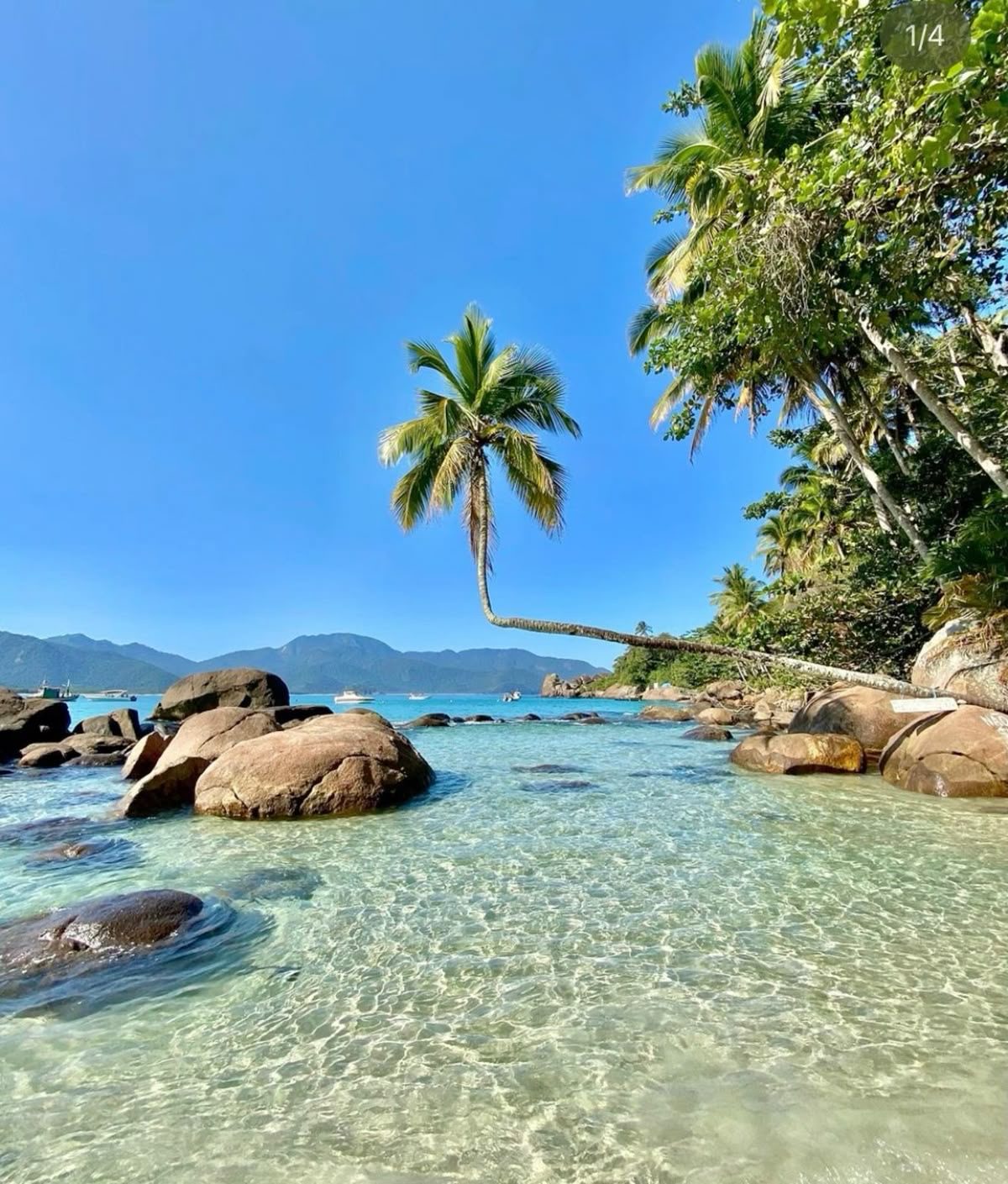 Aguas transparentes y piedras en Ilha Grande