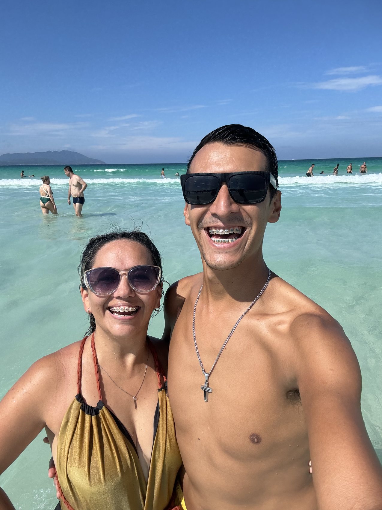 Lu y Luis en una playa de aguas turquesas